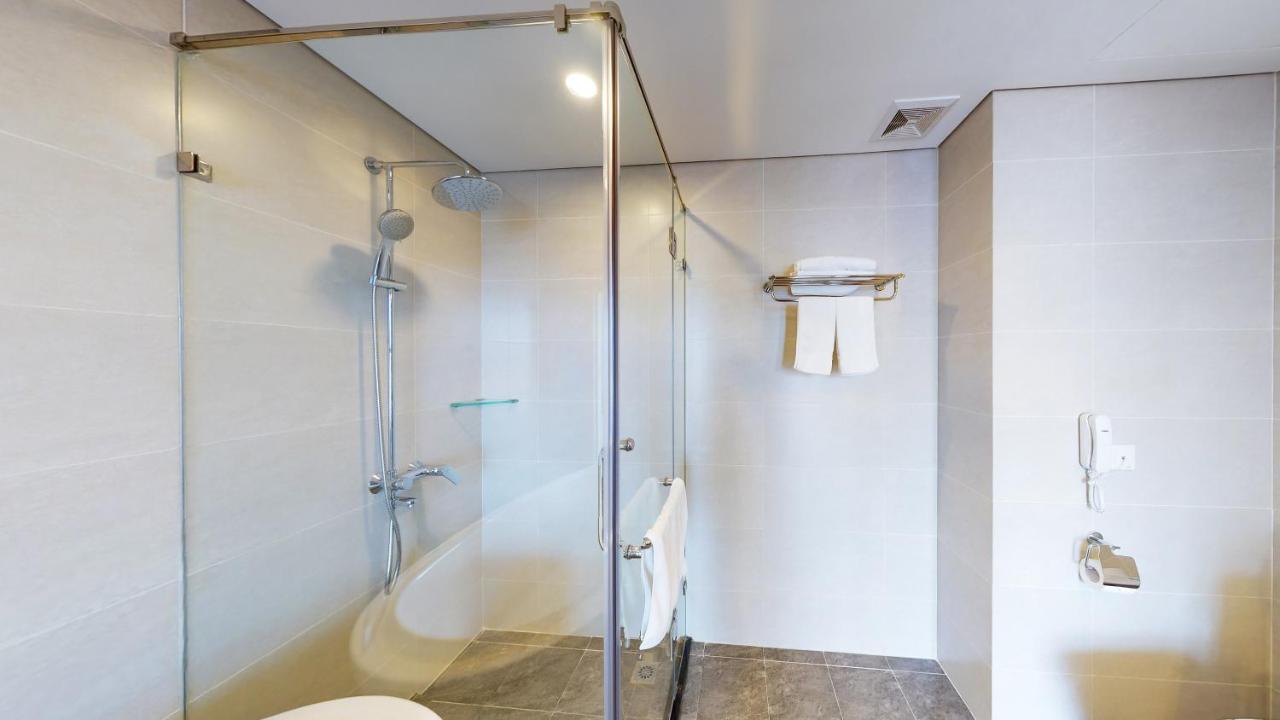 Cau Giay Hotel - By Bay Luxury Hanoi Exteriör bild